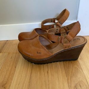 ADORABLE LEATHER WEDGE B.O.C SHOES!